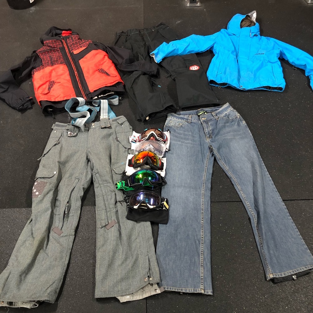 Outerwear -686, volcom, O’Neil.  Goggles- smith optics/k2